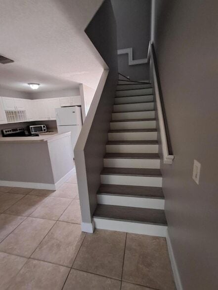 Building Photo - 2702 Lakeview Dr W