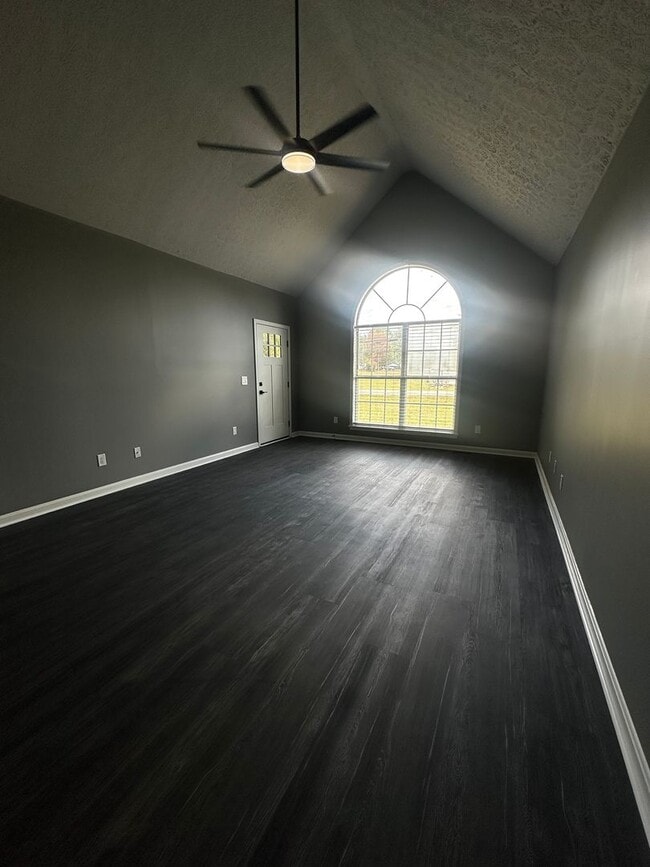 Building Photo - Fully Renovated in White House