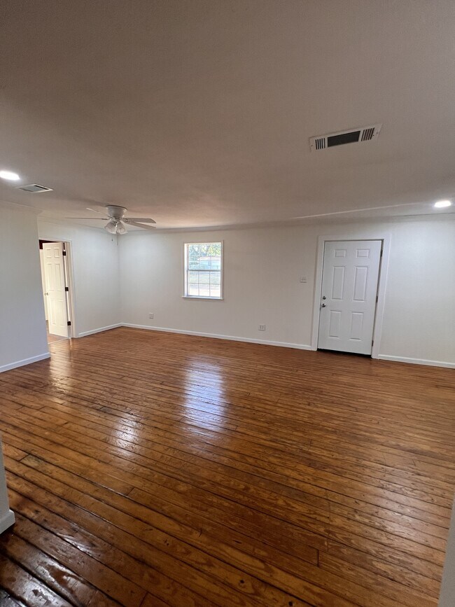 Building Photo - 211 W Plum St