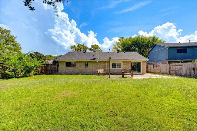 Building Photo - 3702 Royal Manor Dr