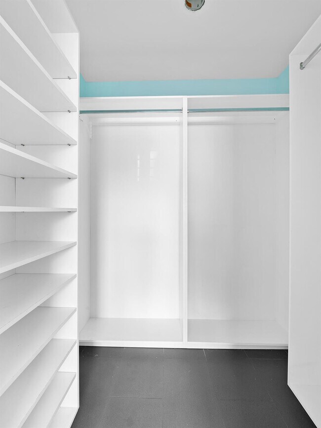 Building Photo - 2591 NE 55th Ct