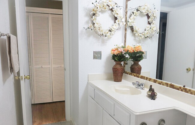 Building Photo - 2406 High Hollow Dr