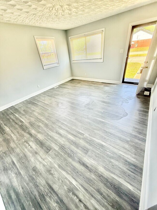 Building Photo - ***3 Bed Ranch with off-street parking and large yard!