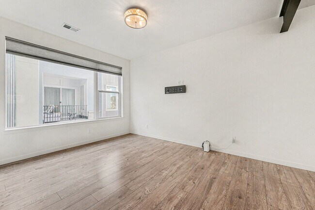 Building Photo - Modern-3 bedroom -3.5 bathroom Townhome in Santa Fe Art District