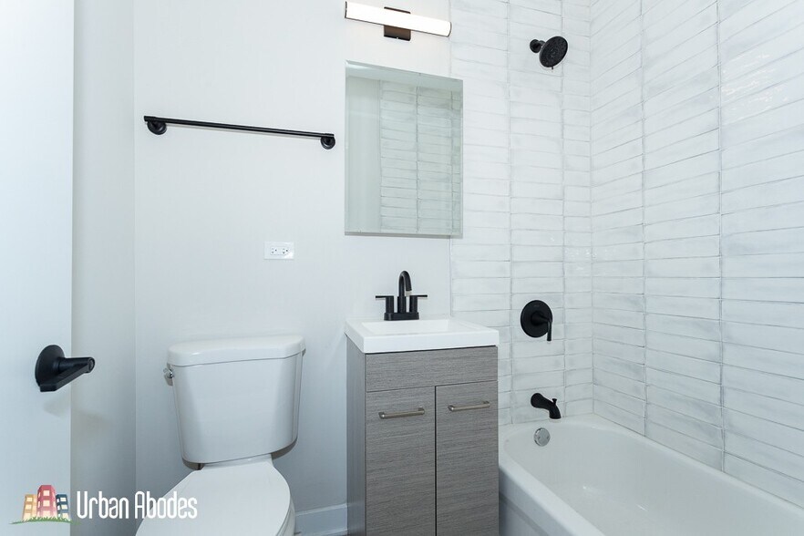 Building Photo - 651 W Wrightwood Ave