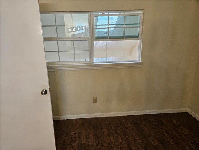 Building Photo - 2425 Holly Hall St