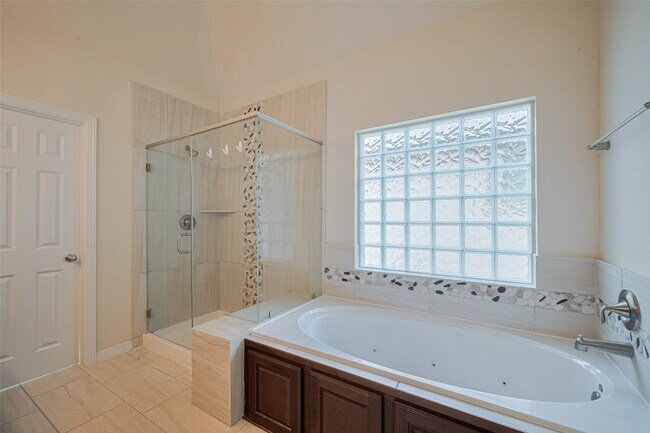 Building Photo - 10004 Spring Shadows Park Cir