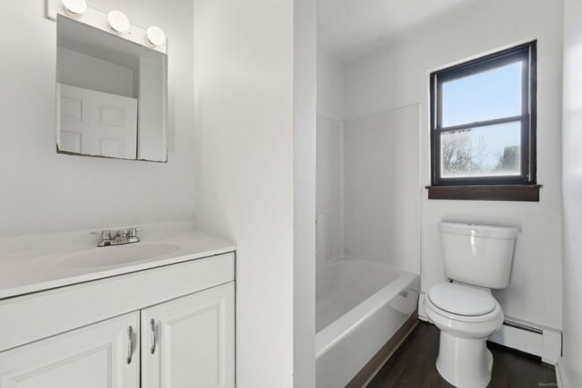 Building Photo - 33 Guilford St