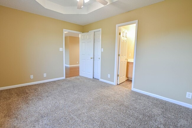Building Photo - Pet Friendly Three Bedroon!