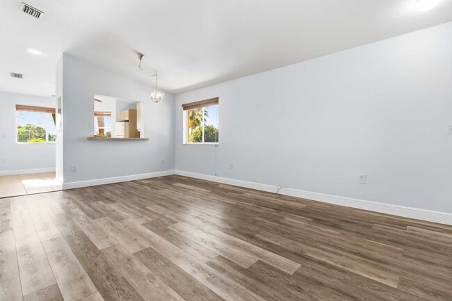 Building Photo - Beautiful Condo