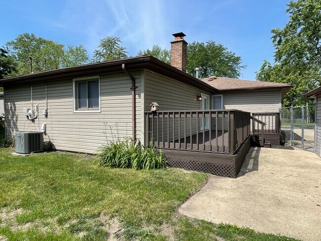 Building Photo - 16819 Forest View Dr