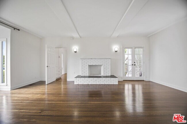 Building Photo - 1146 S Stanley Ave