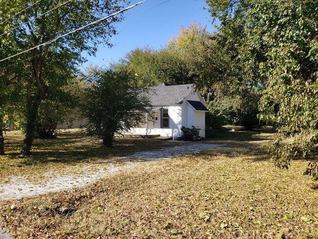 Building Photo - Spacious 2-Bedroom, 1-Bathroom Home AVAILABLE NOW!!