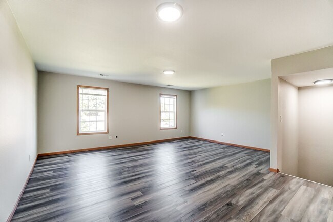 Building Photo - 1115 N Byrne Rd