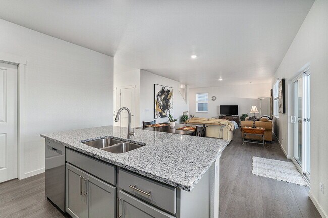 Building Photo - Limited Time Rent Special for this Immacul...