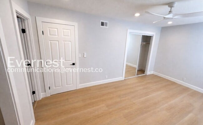 Building Photo - 4-Bed/2-Bath Home /Available Now!