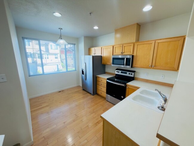 Building Photo - Gorgeous Tri-Level Condo at Progress Ridge — Lake Views!