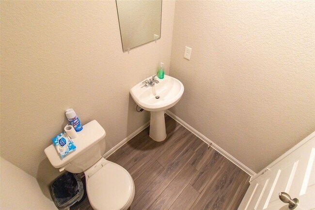 Building Photo - 2221 Middle Rdg Dr