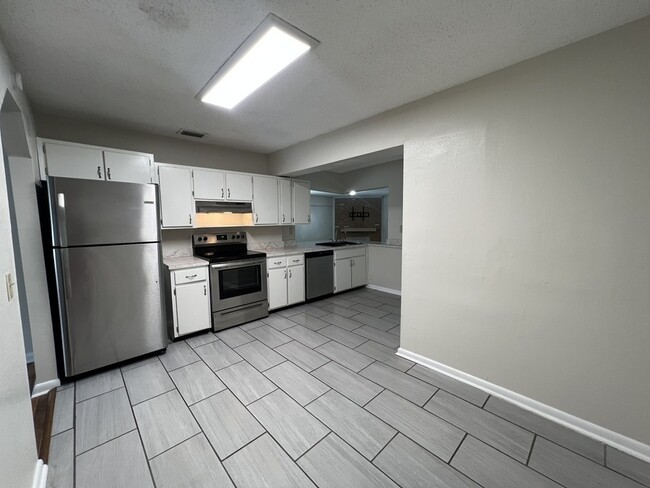 Building Photo - 5551 Dakota Dr