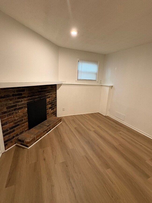 Building Photo - Renovated 2 bedroom duplex ready for move-in!