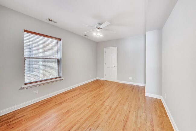 Building Photo - 917 W Sunnyside Ave