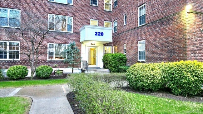 Building Photo - 220 Pelham Rd