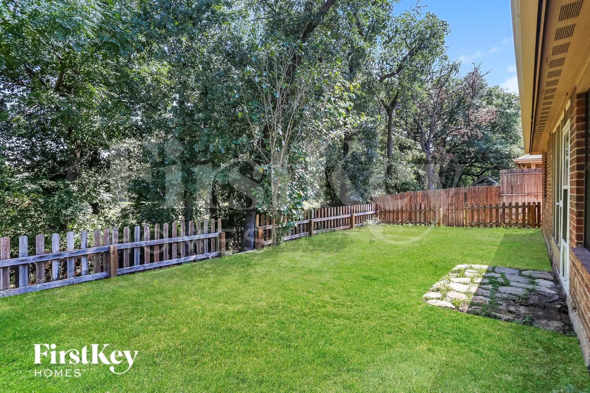 Building Photo - 2213 Brandy Dr