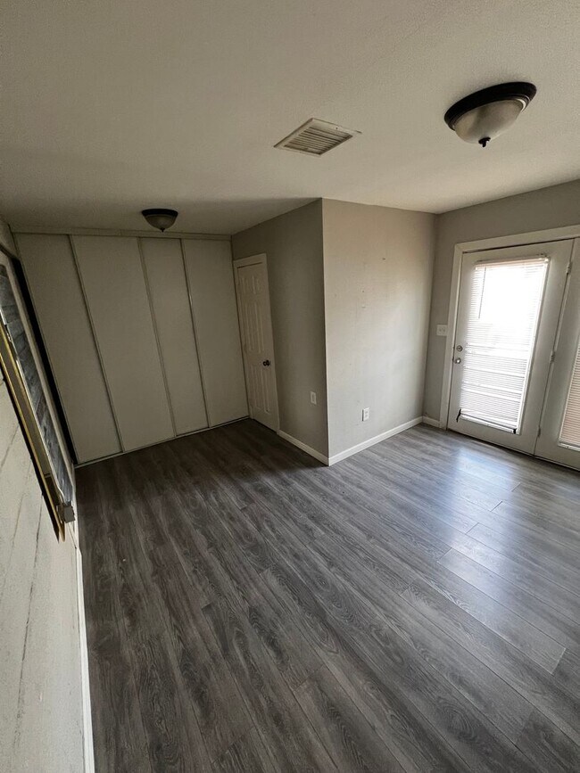 Building Photo - 3 Bedroom Duplex