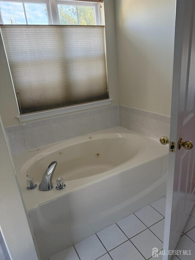 Building Photo - 1301 Dahlia Cir