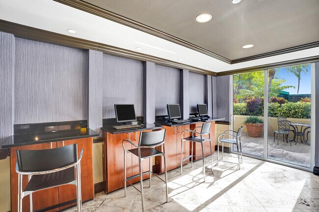 Building Photo - 520 SE 5 Ave