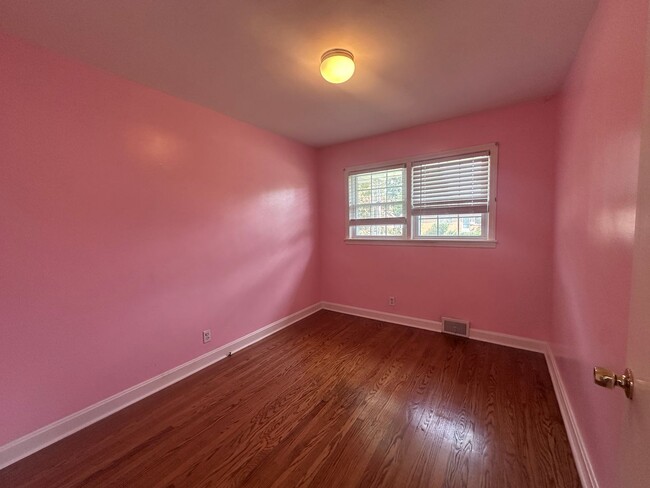 Building Photo - Hikes Point 3+ bedroom home with finished basement and garage