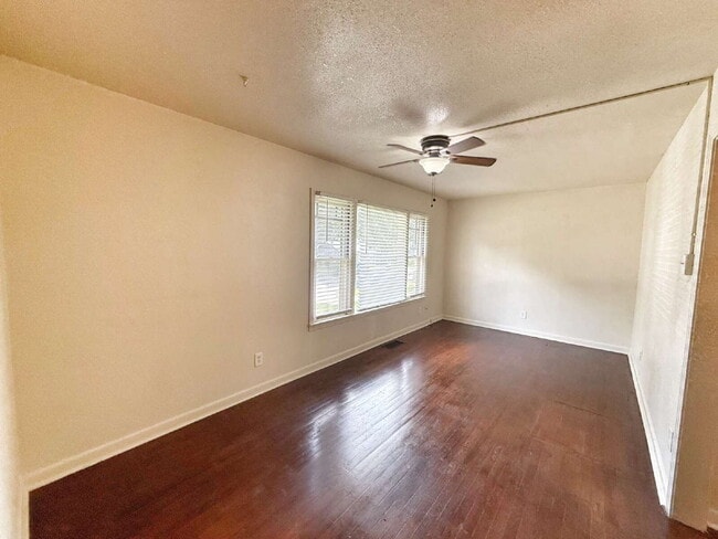 Building Photo - Unbeatable Location – Walk to the Comal Ri...