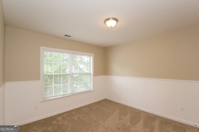 Building Photo - 3180 Elmendorf Dr NW