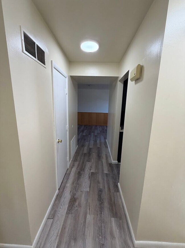 Building Photo - Newly updated 2nd floor Laurel Springs condo, Exeter Township