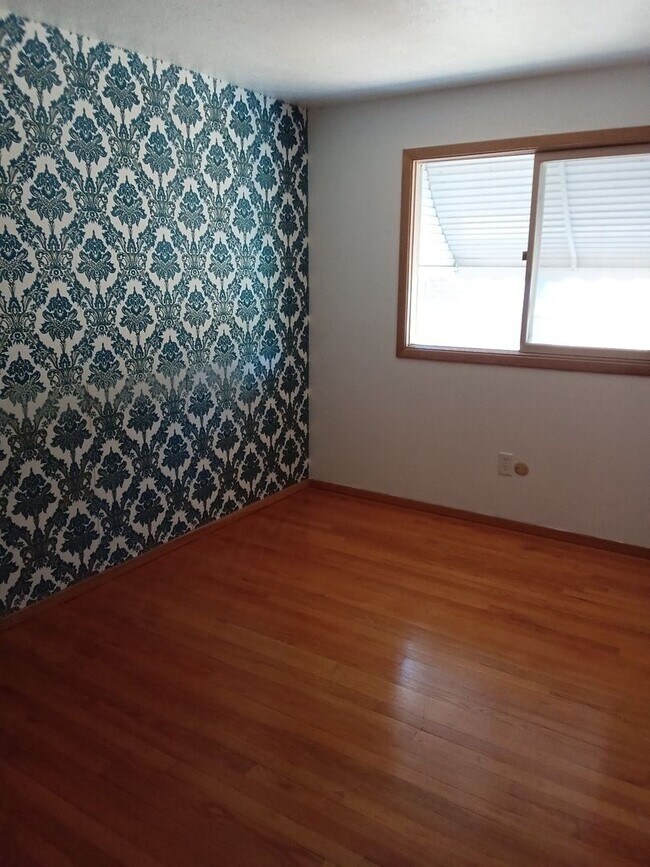 Building Photo - Spacious Lakeshore Living – 3-Bedroom Duplex with Charm & Convenience