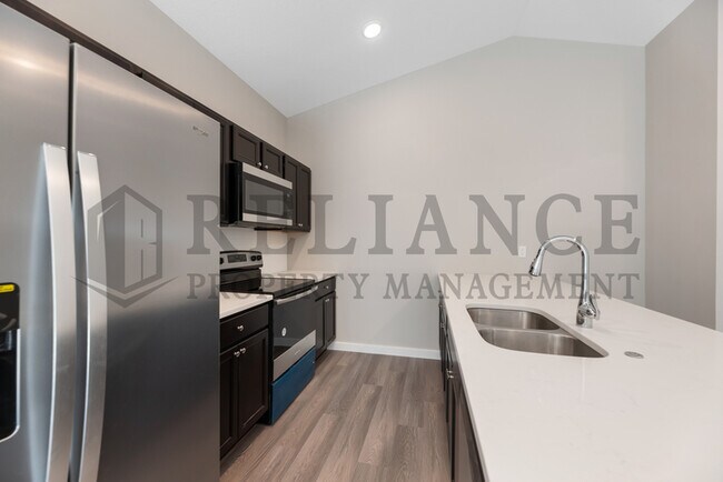 Building Photo - 5121 N Cypress St
