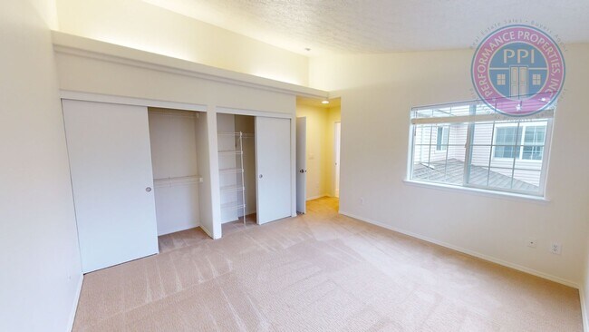 Building Photo - Updated Beatiful Townhome! Large open Kitc...