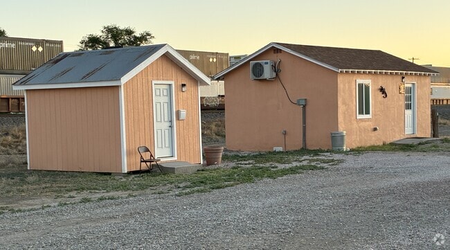Building Photo - 1207 B E Historic Hwy 66