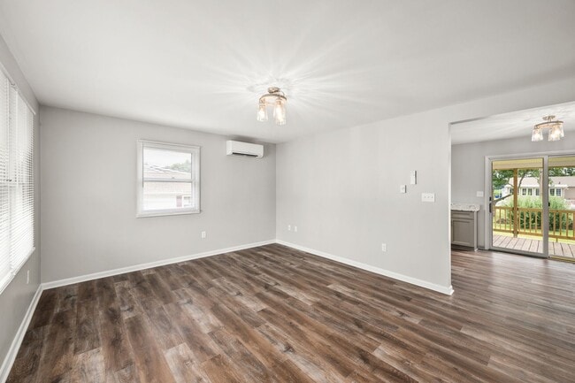 Building Photo - For rent in Eastman Heights, Milford: Room...