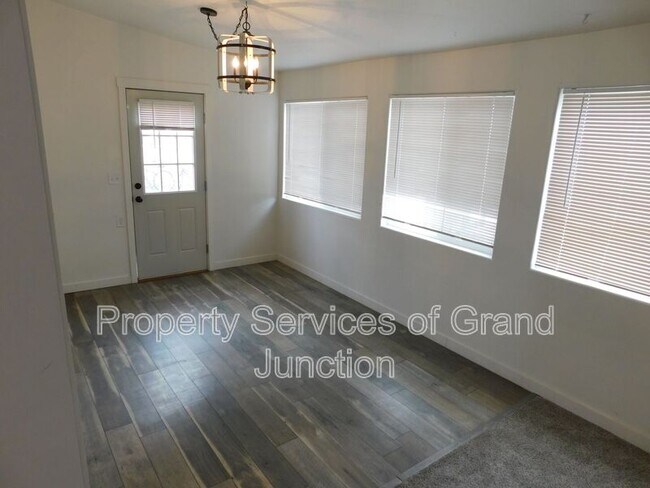 Building Photo - 317 N Coulson St