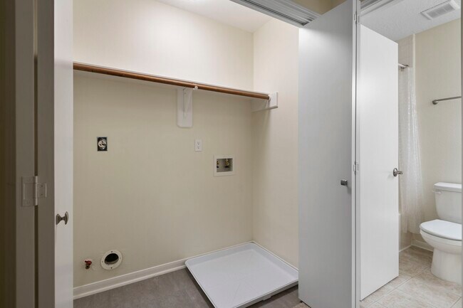 Building Photo - 13 E Willowood Ct