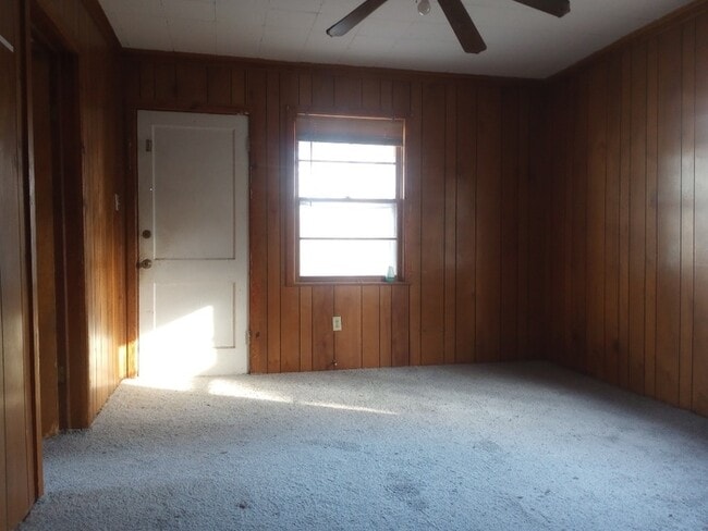 Building Photo - 2 Bedroom 1 Bathroom