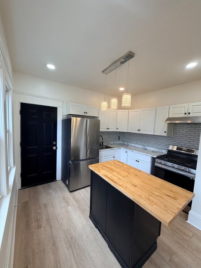 Building Photo - Fully Renovated 2-Bed Duplex | Modern Finishes