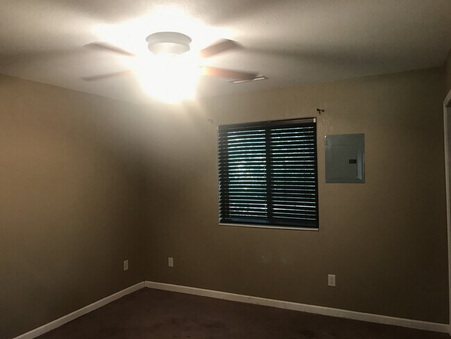 Building Photo - KU3-Santa Fe Triplex 3