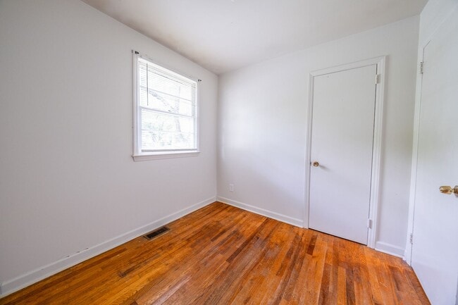 Building Photo - 3-bedroom, 1-bath home with a fenced-in yard, located on Guerrant Street in Greensboro