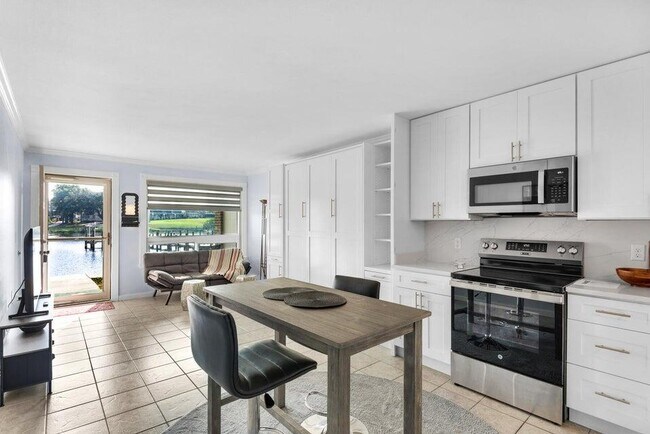 Building Photo - 210 Pelham Rd