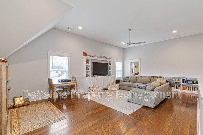 Building Photo - 980 Malquin Dr