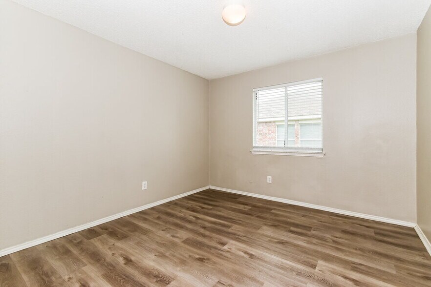 Building Photo - 1112 Alexandria Dr