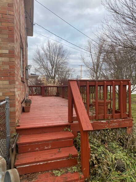 Shared back deck - 251 Argus Dr