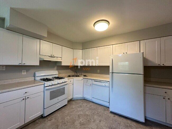 Building Photo - 660 N Hobart Rd